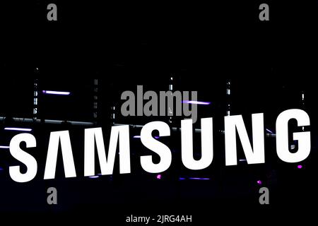 Köln, Deutschland. 24. August 2022. Das Samsung Logo auf der Gamescom. Nach zwei Ausgaben ohne Publikum ist die Videospiel-Messe Gamescom in Köln wieder mit Besuchern gestartet. Quelle: Rolf Vennenbernd/dpa/Alamy Live News Stockfoto