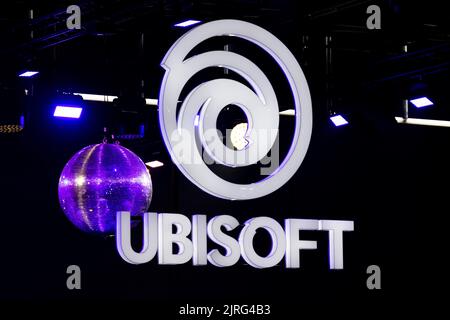 Köln, Deutschland. 24. August 2022. Das Logo von Ubisoft auf der Gamescom. Nach zwei Ausgaben ohne Publikum hat die Videospielmesse Gamescom in Köln wieder mit Besuchern begonnen. Quelle: Rolf Vennenbernd/dpa/Alamy Live News Stockfoto