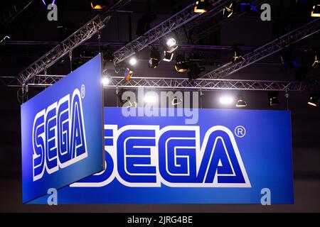 Köln, Deutschland. 24. August 2022. Das Logo von Sega auf der Gamescom. Nach zwei Ausgaben ohne Publikum hat die Videospielmesse Gamescom in Köln wieder mit Besuchern begonnen. Quelle: Rolf Vennenbernd/dpa/Alamy Live News Stockfoto