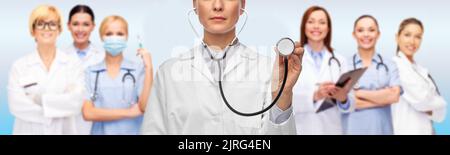 Nahaufnahme eines weiblichen Arzt mit Stethoskop Stockfoto