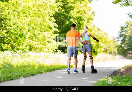 Brautpaar mit Rollschuhen fahren im freien Stockfoto