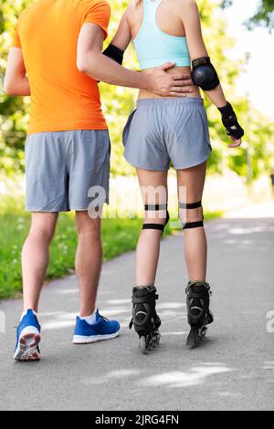 Brautpaar mit Rollschuhen fahren im freien Stockfoto