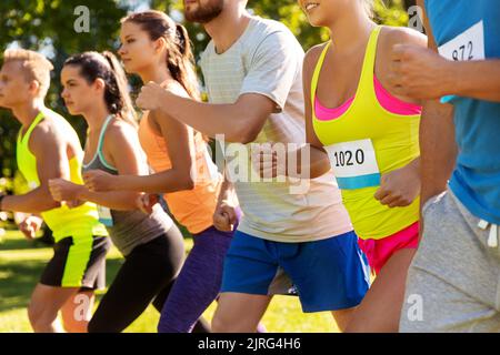 Sportler mit Abzeichen Nummern am Start des Rennens Stockfoto
