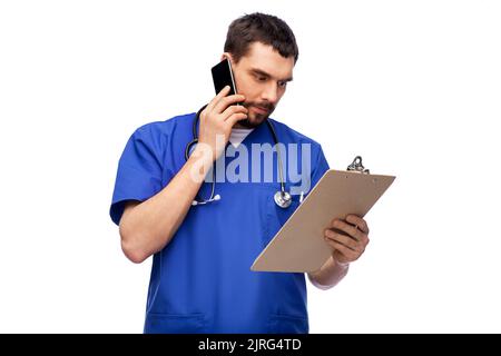 Arzt oder Krankenschwester, die auf dem Smartphone anruft Stockfoto