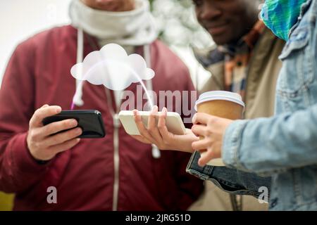 Freunde übertragen Daten von Smartphones Stockfoto