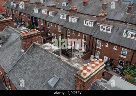 LEEDS, GROSSBRITANNIEN - 24. AUGUST 2022. Luftaufnahme der Dächer und Häuser einer heruntergekommenen nördlichen Stadt in England während der Nivellierung der britischen Regierung Stockfoto