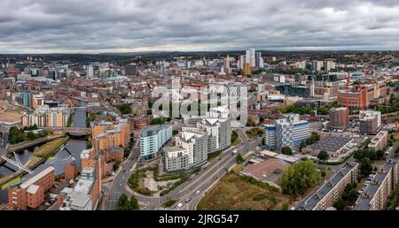 Luftaufnahme von Leeds Stadtbild in West Yorkshire mit alter und neuer Architektur mit Leben am Fluss in Luxus-Apartments Stockfoto