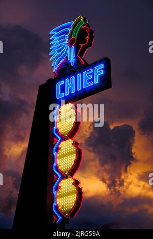 Chief Theatre Schild in Pocatello Idaho leuchtendes Neonlicht in der Nacht Stockfoto