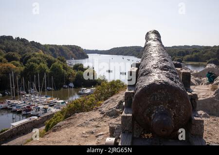 Historische Waffe im Hafen von La Roche Bernard, Bretagne Frankreich Stockfoto