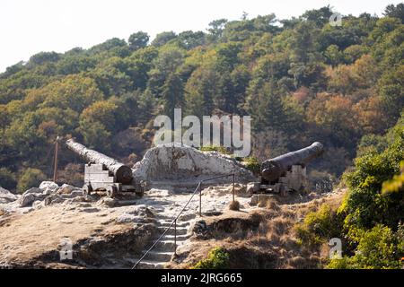 Historische Kanonen bei La Roche Bernard, Bretagne, Frankreich Stockfoto