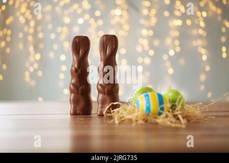 Ostereier im Stroh, Nest und Schokoladenhasen Stockfoto