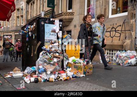 Edinburgh, Schottland, Großbritannien. 24.. August 2022. Am siebten Tag eines 12-tägigen Streiks von Müllsammlern in der Stadt Edinburgh werden Müll auf den Straßen des Stadtzentrums aufgeschichtet. Iain Masterton/Alamy Live News Stockfoto