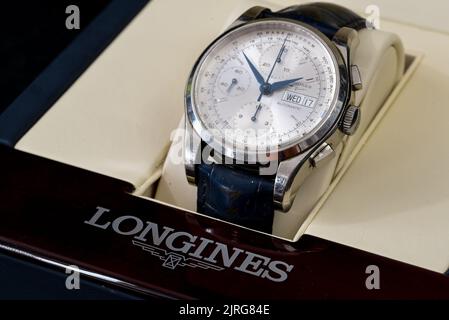 Den Helder, Niederlande. August 2022. Nahaufnahme der Luxusuhr in einer Geschenkbox.Foto in hoher Qualität Stockfoto