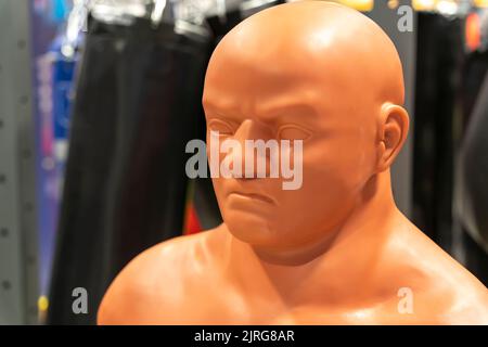 Eine Gummipuppe zum Boxen. Boxdummy-Kämpfer für das Kick-Training Stockfoto