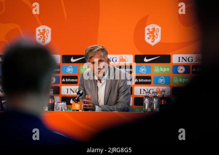 ZEIST, NIEDERLANDE - 24. AUGUST: Neuer zugewiesener Trainer Andries Jonker aus den Niederlanden während einer Pressekonferenz der niederländischen Frauen-Fußballmannschaft auf dem KNVB-Campus am 24. August 2022 in Zeist, Niederlande (Foto: Rene Nijhuis/Orange Picots) Stockfoto