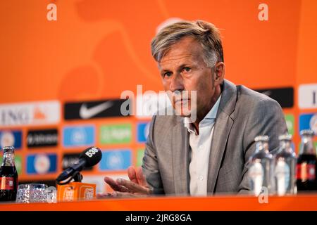 ZEIST, NIEDERLANDE - 24. AUGUST: Neuer zugewiesener Trainer Andries Jonker aus den Niederlanden während einer Pressekonferenz der niederländischen Frauen-Fußballmannschaft auf dem KNVB-Campus am 24. August 2022 in Zeist, Niederlande (Foto: Rene Nijhuis/Orange Picots) Stockfoto