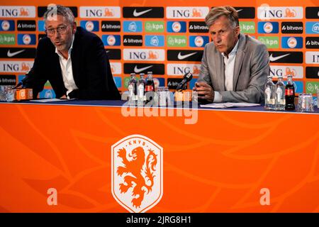 ZEIST, NIEDERLANDE - 24. AUGUST: KNVB-Direktor Jan Dirk van der Zee und neuer zugewiesener Trainer Andries Jonker aus den Niederlanden während einer Pressekonferenz der niederländischen Fußballmannschaft für Frauen am 24. August 2022 auf dem KNVB Campus in Zeist, Niederlande (Foto: Rene Nijhuis/Orange Picches) Stockfoto