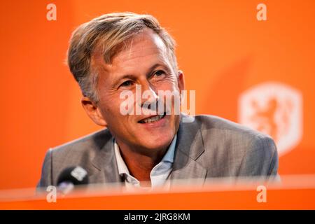 ZEIST, NIEDERLANDE - 24. AUGUST: Neuer zugewiesener Trainer Andries Jonker aus den Niederlanden während einer Pressekonferenz der niederländischen Frauen-Fußballmannschaft auf dem KNVB-Campus am 24. August 2022 in Zeist, Niederlande (Foto: Rene Nijhuis/Orange Picots) Stockfoto