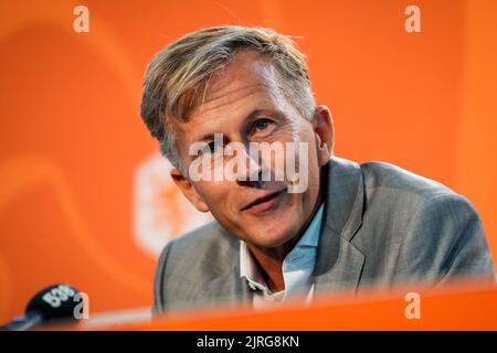 ZEIST, NIEDERLANDE - 24. AUGUST: Neuer zugewiesener Trainer Andries Jonker aus den Niederlanden während einer Pressekonferenz der niederländischen Frauen-Fußballmannschaft auf dem KNVB-Campus am 24. August 2022 in Zeist, Niederlande (Foto: Rene Nijhuis/Orange Picots) Stockfoto