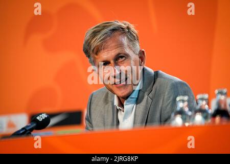 ZEIST, NIEDERLANDE - 24. AUGUST: Neuer zugewiesener Trainer Andries Jonker aus den Niederlanden während einer Pressekonferenz der niederländischen Frauen-Fußballmannschaft auf dem KNVB-Campus am 24. August 2022 in Zeist, Niederlande (Foto: Rene Nijhuis/Orange Picots) Stockfoto