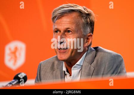 ZEIST, NIEDERLANDE - 24. AUGUST: Neuer zugewiesener Trainer Andries Jonker aus den Niederlanden während einer Pressekonferenz der niederländischen Frauen-Fußballmannschaft auf dem KNVB-Campus am 24. August 2022 in Zeist, Niederlande (Foto: Rene Nijhuis/Orange Picots) Stockfoto