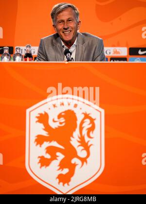 ZEIST, NIEDERLANDE - 24. AUGUST: Neuer zugewiesener Trainer Andries Jonker aus den Niederlanden während einer Pressekonferenz der niederländischen Frauen-Fußballmannschaft auf dem KNVB-Campus am 24. August 2022 in Zeist, Niederlande (Foto: Rene Nijhuis/Orange Picots) Stockfoto