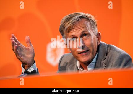 ZEIST, NIEDERLANDE - 24. AUGUST: Neuer zugewiesener Trainer Andries Jonker aus den Niederlanden während einer Pressekonferenz der niederländischen Frauen-Fußballmannschaft auf dem KNVB-Campus am 24. August 2022 in Zeist, Niederlande (Foto: Rene Nijhuis/Orange Picots) Stockfoto
