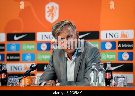 ZEIST, NIEDERLANDE - 24. AUGUST: Neuer zugewiesener Trainer Andries Jonker aus den Niederlanden während einer Pressekonferenz der niederländischen Frauen-Fußballmannschaft auf dem KNVB-Campus am 24. August 2022 in Zeist, Niederlande (Foto: Rene Nijhuis/Orange Picots) Stockfoto