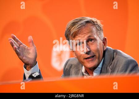 ZEIST, NIEDERLANDE - 24. AUGUST: Neuer zugewiesener Trainer Andries Jonker aus den Niederlanden während einer Pressekonferenz der niederländischen Frauen-Fußballmannschaft auf dem KNVB-Campus am 24. August 2022 in Zeist, Niederlande (Foto: Rene Nijhuis/Orange Picots) Stockfoto
