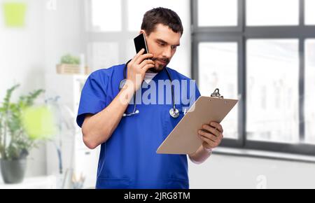 Arzt oder Krankenschwester, die auf dem Smartphone anruft Stockfoto