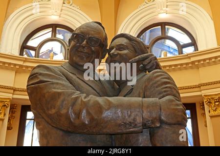 Eric Morecombe und Ernie Wise, Comedy-Duo Statue 2016 in The Winter Gardens, Church Street, Blackpool, Lancashire, England, UK, FY1 1HL Stockfoto