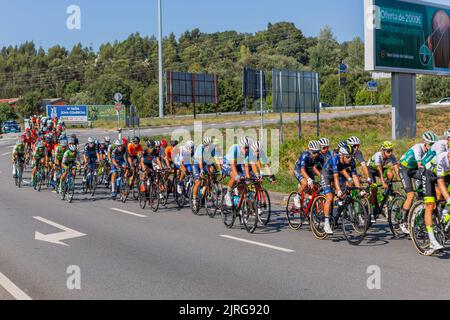 Braga, Portugal : 12. August 2022, - Radfahrer, die an der Etappe Santo Tirso teilnehmen - Braga in Volta a Portugal Rennen, Braga, Portugal Stockfoto