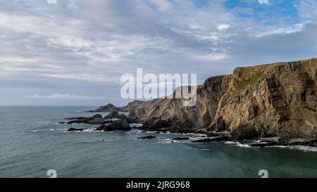 Panoramabild von Klippen und Meer am Hartland Quay, Devon, England, Großbritannien. Stockfoto