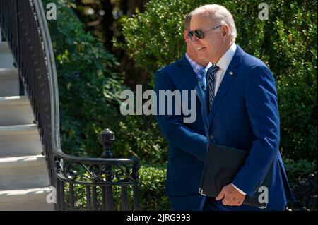 Washington, Vereinigte Staaten . 24. August 2022. Präsident Joe Biden kommt auf dem South Lawn des Weißen Hauses in Washington, DC an, nachdem er Rehoboth Beach, Delaware, am Mittwoch, den 24. August 2022 besucht hat. Foto von Bonnie Cash/Pool/Sipa USA Kredit: SIPA USA/Alamy Live News Stockfoto