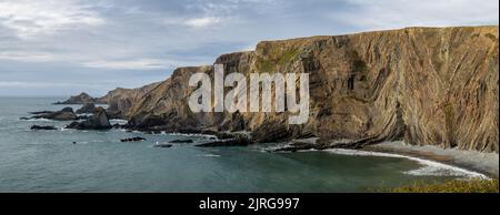 Panoramabild von Klippen und Meer am Hartland Quay, Devon, England, Großbritannien. Stockfoto