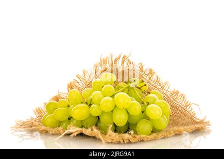 Ein Bund weißer Trauben auf einer Jute-Serviette, Nahaufnahme, isoliert auf weißem Hintergrund. Stockfoto