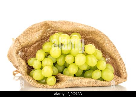 Ein Bund weißer Trauben in einem Jutebeutel, Nahaufnahme, isoliert auf weißem Hintergrund. Stockfoto