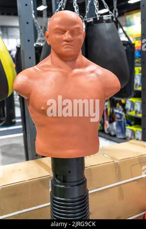 Eine Gummipuppe zum Boxen. Boxdummy-Kämpfer für das Kick-Training Stockfoto