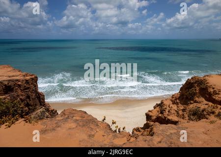 Unglaublicher Strand mit Klippen im Norden Brasiliens. Strand von Cacimbinhia in Tibau do Sul. Blick auf den Horizont mit dem blauen Meer. Stockfoto