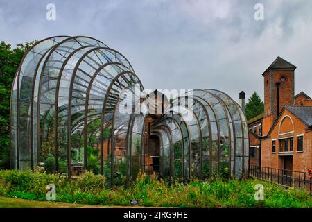 Whitchurch, Hampshire, England, UK - futuristische, von Heatherwick entworfene Gewächshäuser mit botanischen Pflanzen in der Bombay Sapphire Gin Distillery Stockfoto