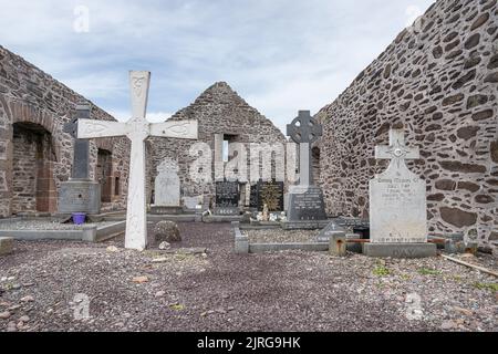 Gräber in den Ruinen der Abtei Ballinskelligs auf der Halbinsel Iveragh, Grafschaft Kerry, Irland Stockfoto