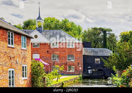 Whitchurch Silk Mill on the River Test in Hampshire ist ein Industriemuseum und eine funktionierende Wassermühle aus dem 19.. Jahrhundert, die Seidenstoffe webt Stockfoto