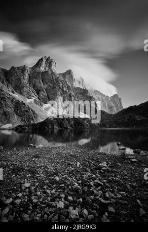 Eine vertikale Aufnahme der felsigen Berge, die sich im See spiegeln, Lago Rienza, Italien, Europa Stockfoto