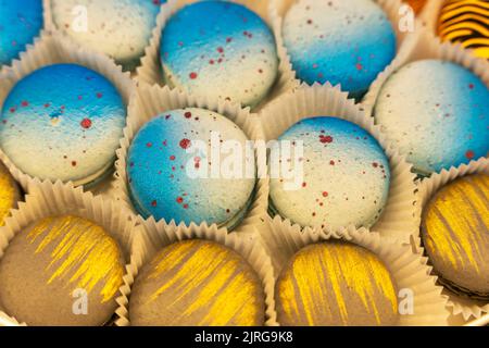 Leckere Makkaroni-Kekse. Mehrfarbige Makkaroni-Kekse in einer Schachtel Stockfoto