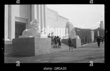 Centennial Exhibition, Wellington - Entrance, UK (United Kingdom) Pavilion, 06. März 1940, von Leslie Adkin. Stockfoto