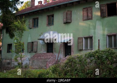 Ein altes verlassenes Krankenhaus in einem kleinen Dorf Stockfoto