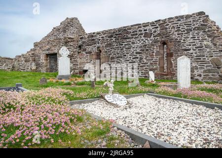 Gräber in den Ruinen der Abtei Ballinskelligs auf der Halbinsel Iveragh, Grafschaft Kerry, Irland Stockfoto