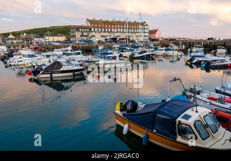 Boote auf Bridport Harbor, West Bay, Dorset, England, Großbritannien Stockfoto