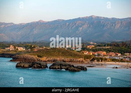 Blick über den Strand von Borizu in Celorio mit den Bergen Picos de Europa in der Ferne in Asturien, Spanien Stockfoto