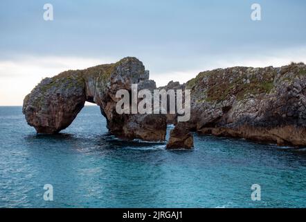 Der El Castro de las Gaviotas Bogen in Hondoria bei Llanes, Asturien, Spanien, Europa Stockfoto